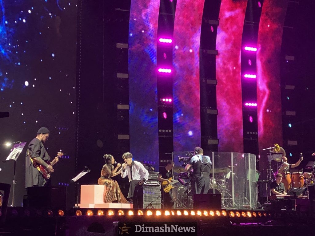 Dimash Kudaibergen sang a duet with his fan from Indonesia at a concert in St. Petersburg for the first time