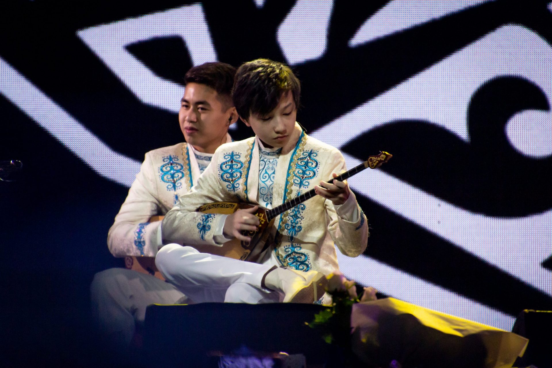 Recap of Dimash Kudaibergen concert in St. Petersburg: a duet with a fan, performance of Dimash's younger brother and unforgettable emotions