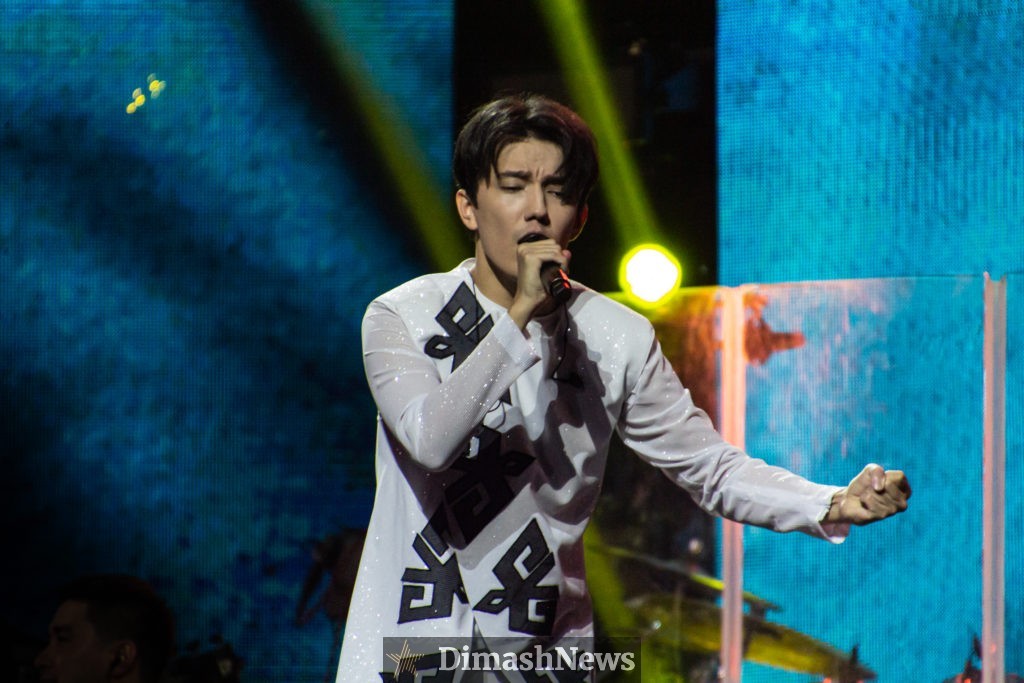 Recap of Dimash Kudaibergen concert in St. Petersburg: a duet with a fan, performance of Dimash's younger brother and unforgettable emotions