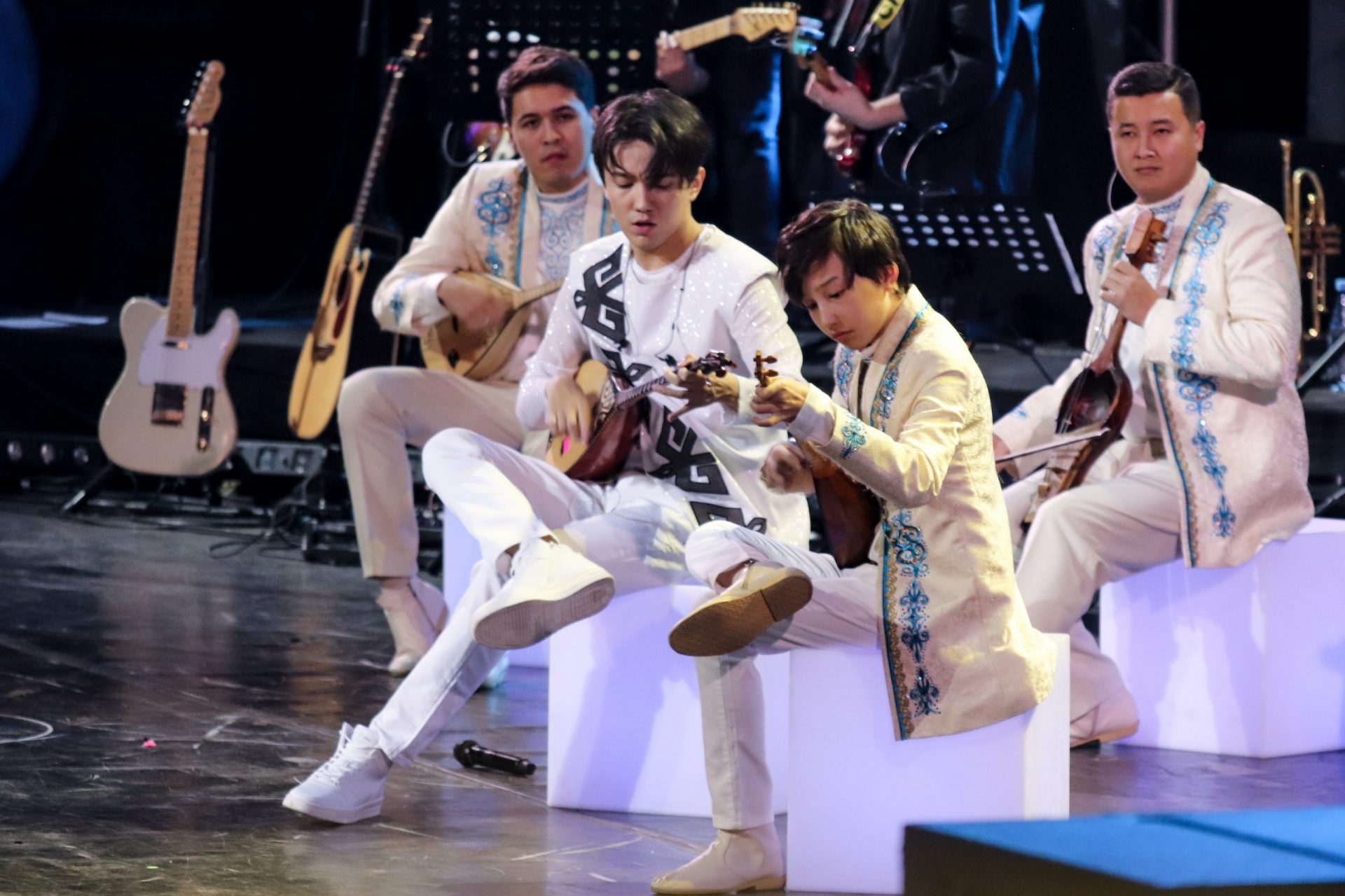 Recap of Dimash Kudaibergen concert in St. Petersburg: a duet with a fan, performance of Dimash's younger brother and unforgettable emotions