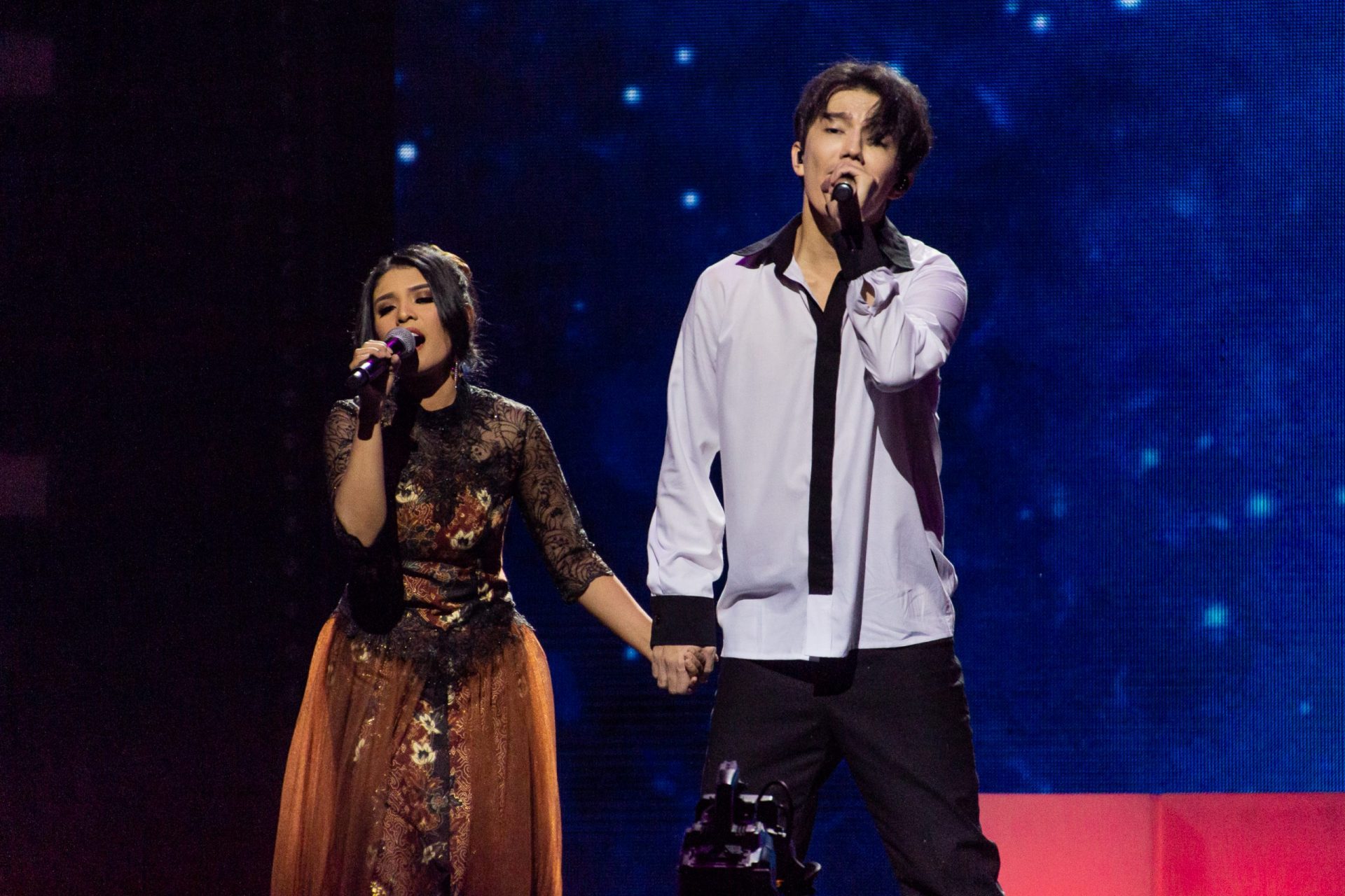 Recap of Dimash Kudaibergen concert in St. Petersburg: a duet with a fan, performance of Dimash's younger brother and unforgettable emotions