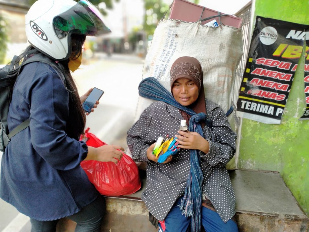 Dimash's Fan Club in Indonesia distributes antiseptics to help people fight coronavirus