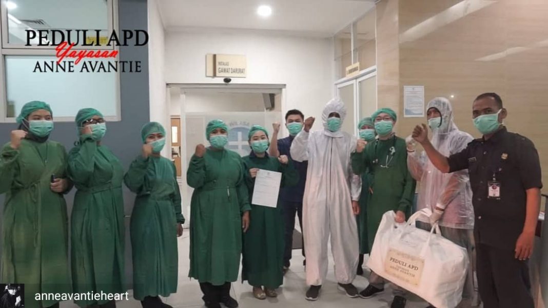 Dimash's Fan Club in Indonesia distributes antiseptics to help people fight coronavirus