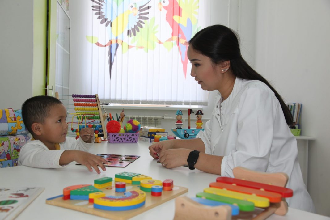 Protecting Childhood: EFC representatives donated an oxygen concentrator to a children's rehabilitation center