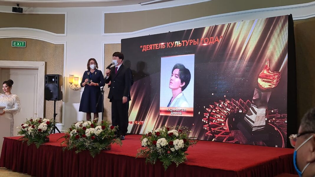 Dimash received the "People's Favorite 2020" statuette