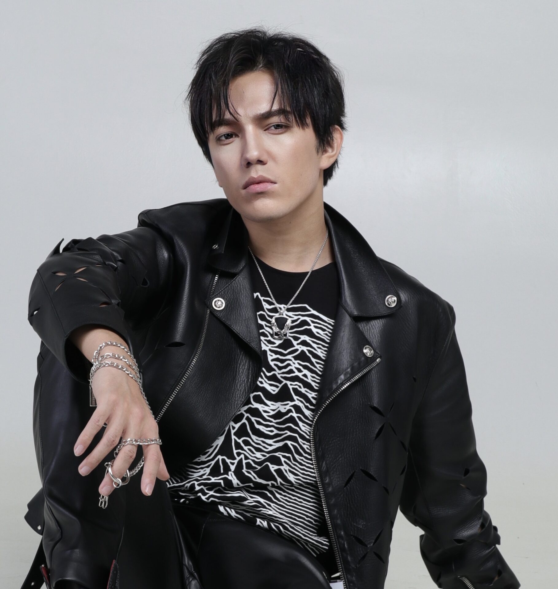 Dimash Qudaibergen Official pages of the Kazakhstani singer in social