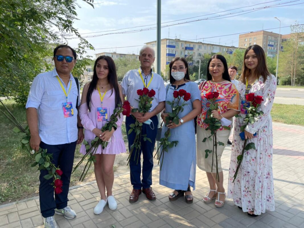 jury Baqytty Bala flowers Aktobe