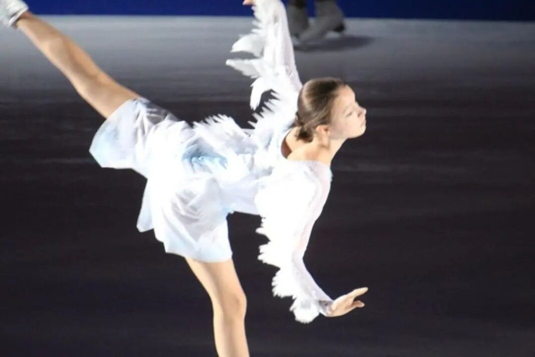 "Ave Maria" performed by Dimash on the ice of the European Championship