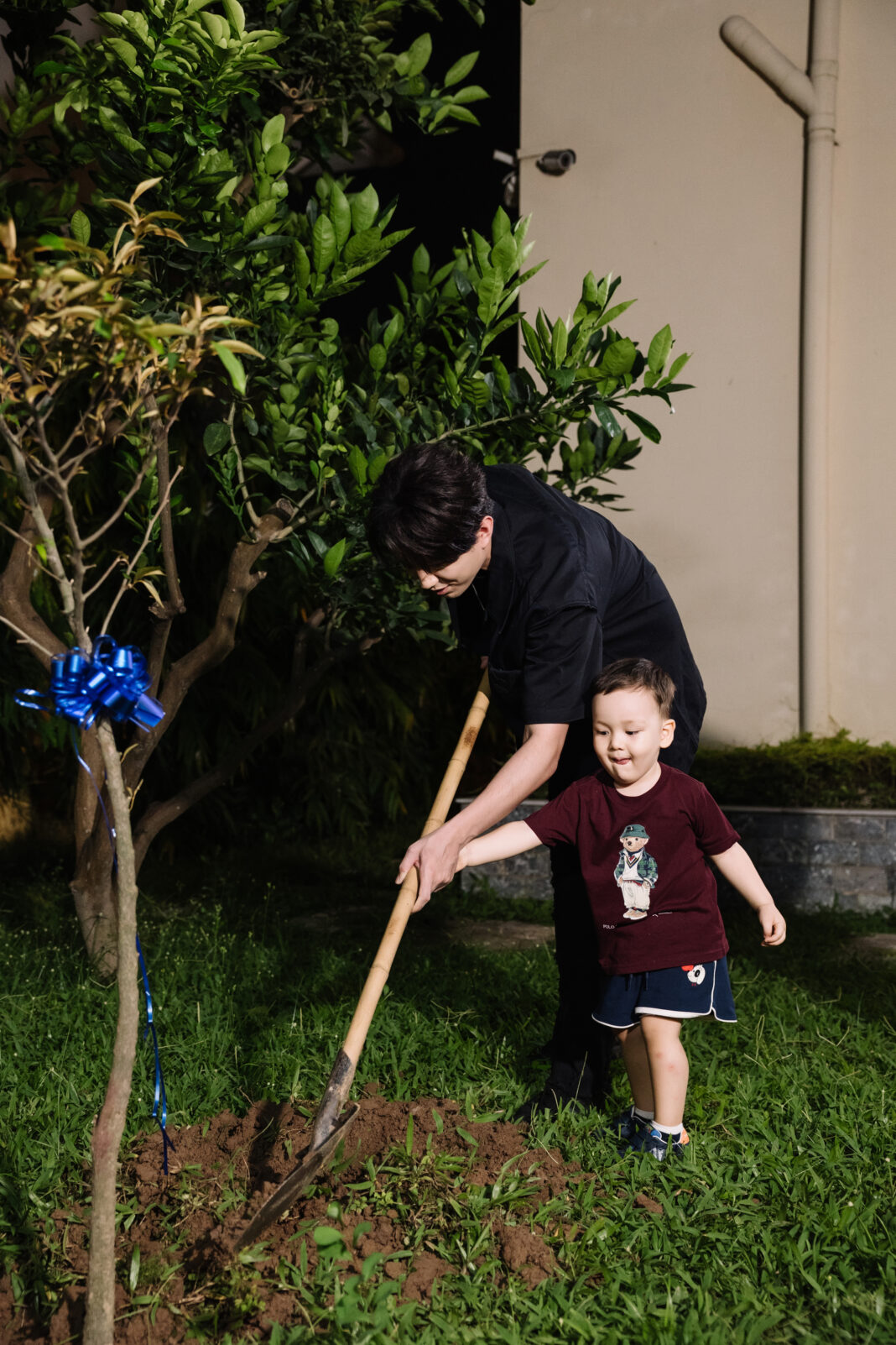 Dimash Visits the Embassy of the Republic of Kazakhstan in Vietnam