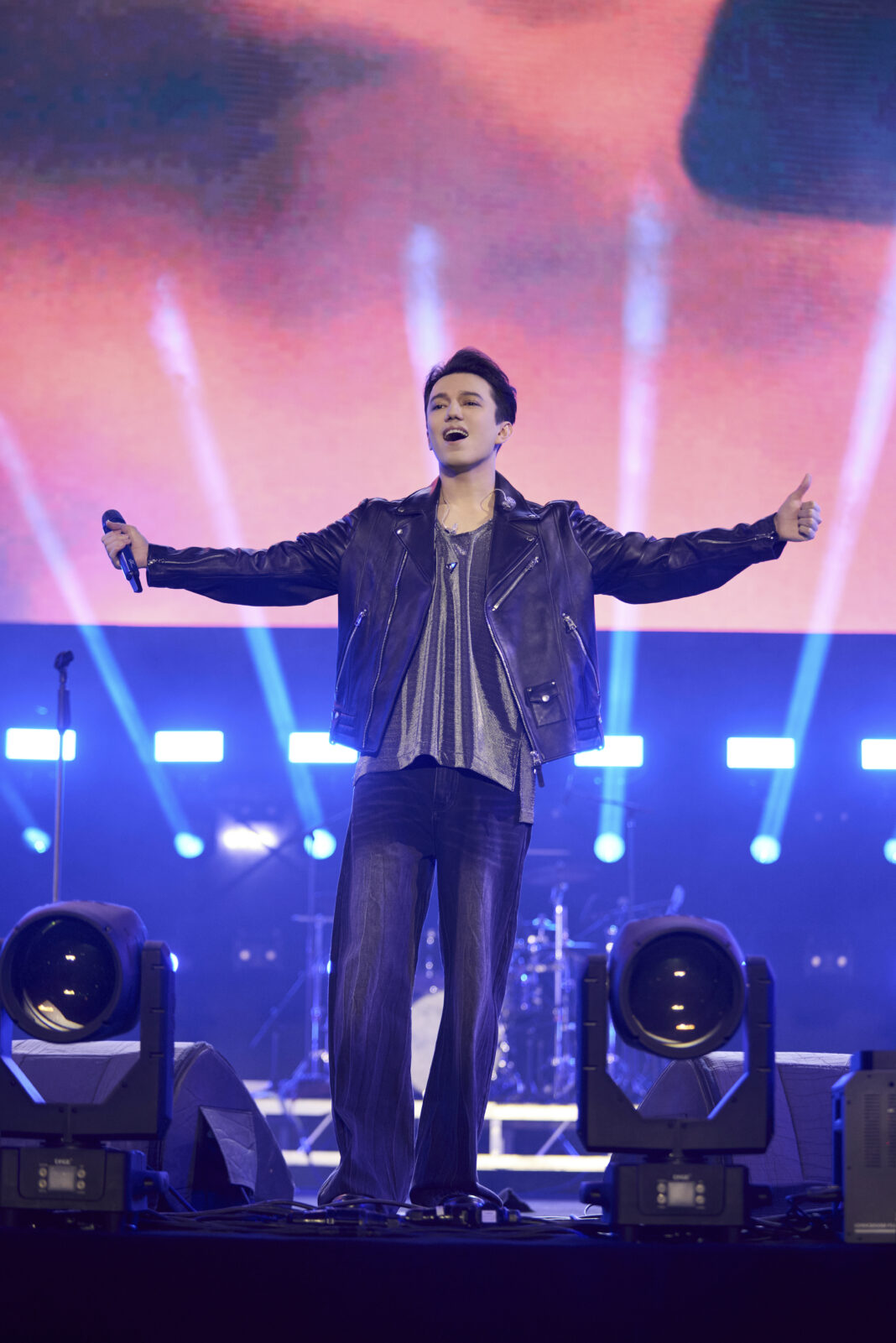 Dimash Qudaibergen Performs at the “Nalati Music Festival” in China