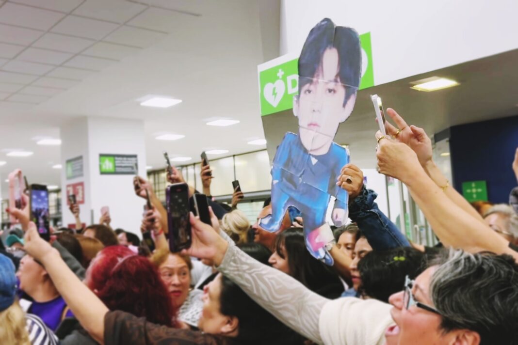 A Warm Welcome at the Airport – Dimash Arrives in Mexico