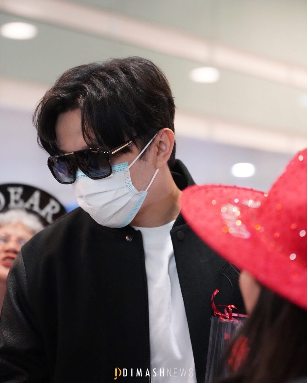 “Olé, olé-olé-olé, Dimash!”: Dears welcome the Kazakh artist at Barcelona Airport