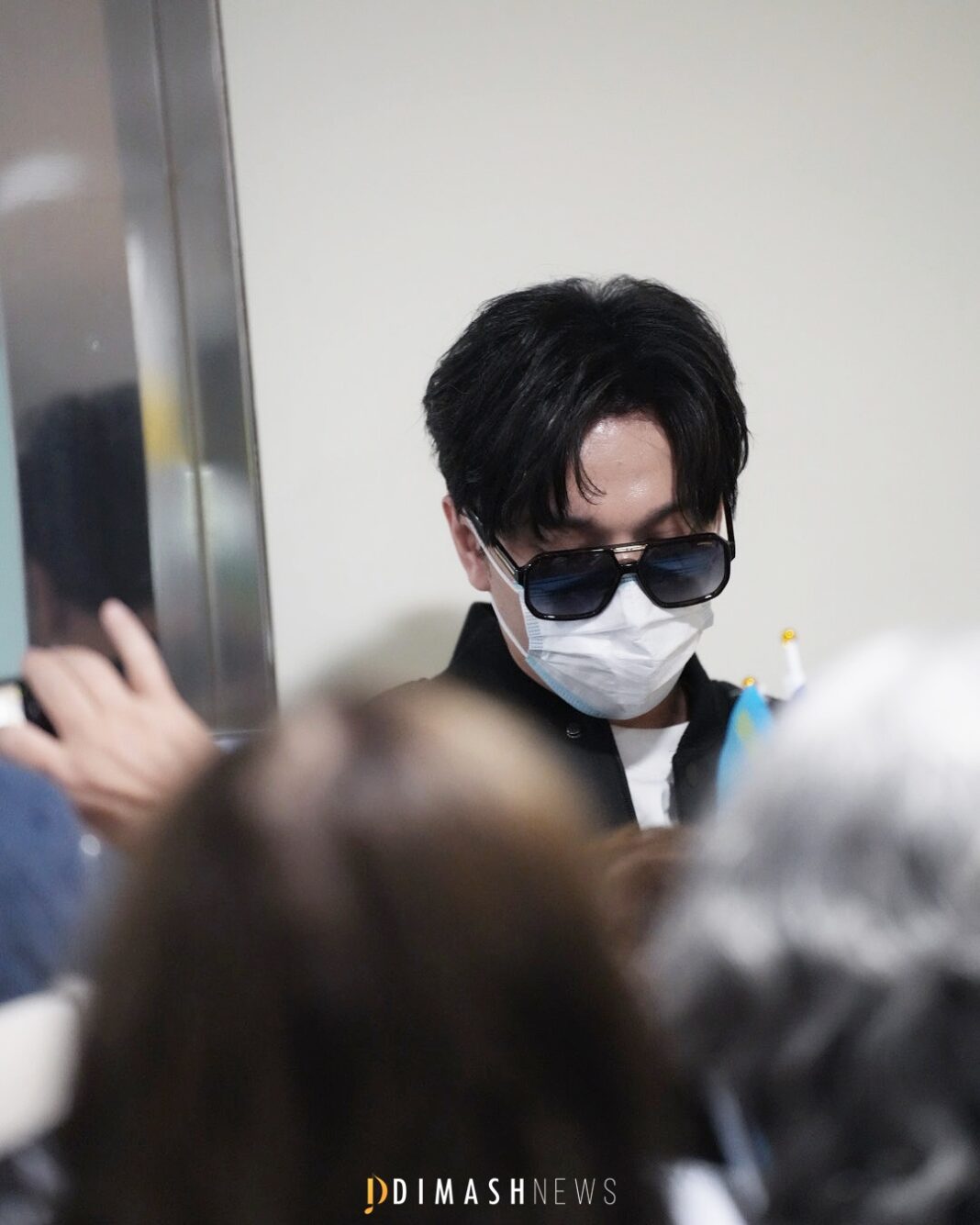 “Olé, olé-olé-olé, Dimash!”: Dears welcome the Kazakh artist at Barcelona Airport