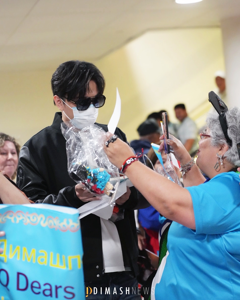 “Olé, olé-olé-olé, Dimash!”: Dears welcome the Kazakh artist at Barcelona Airport