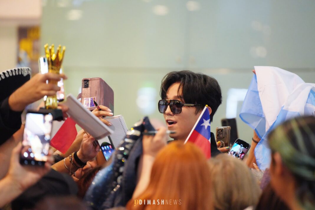 “Olé, olé-olé-olé, Dimash!”: Dears welcome the Kazakh artist at Barcelona Airport