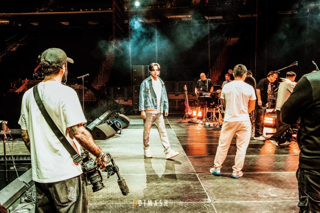 “Stranger” backstage, New York (October 5, 2025)