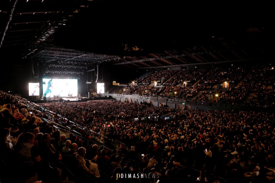 “Stranger” concert, London (November 12, 2025)