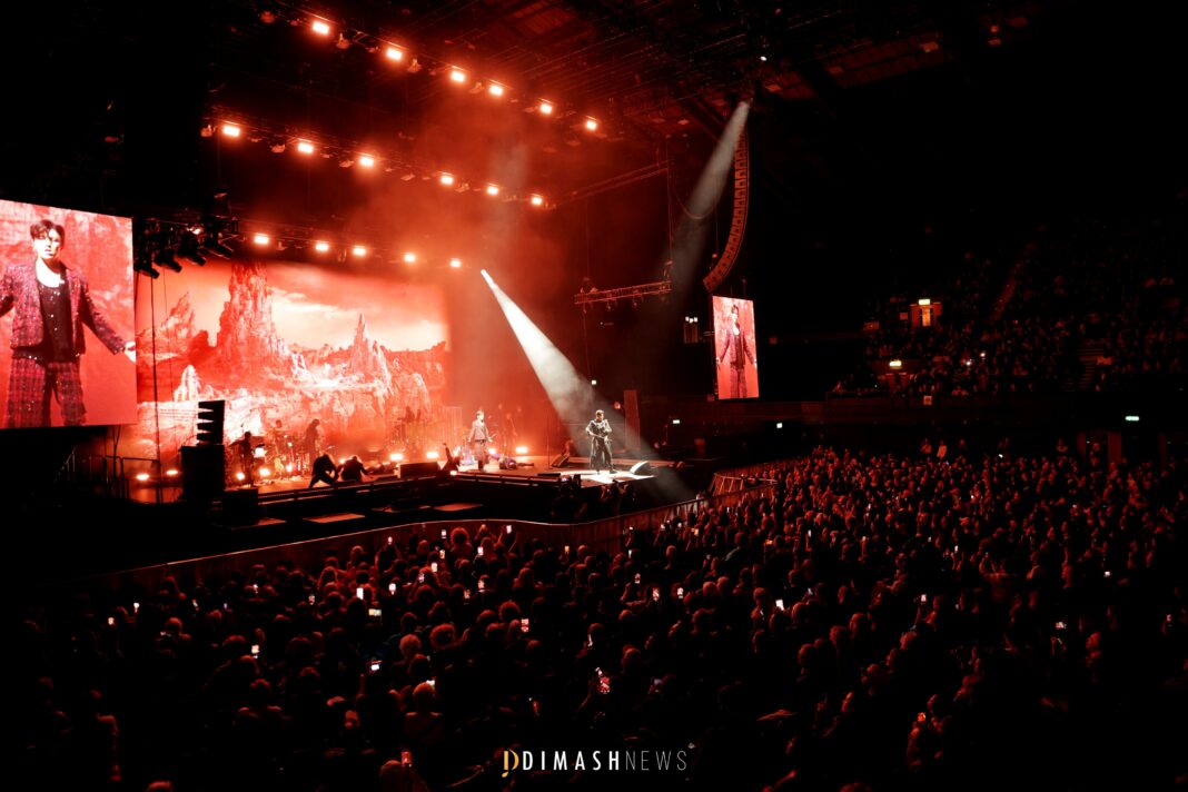 “Stranger” concert, London (November 12, 2025)