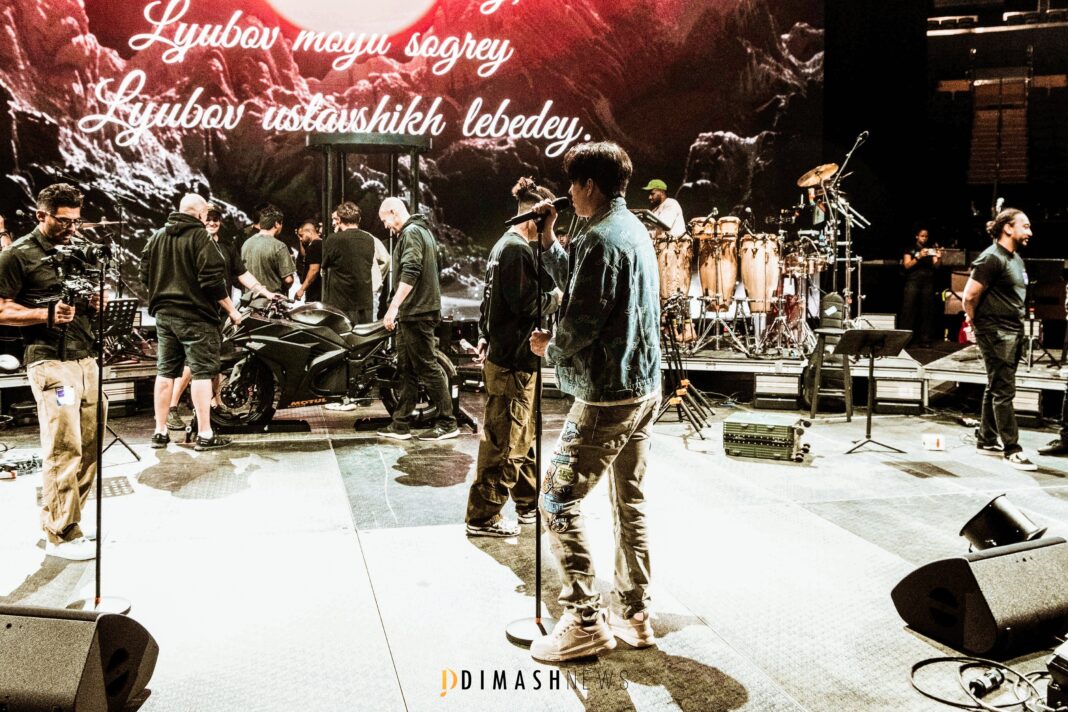 “Stranger” backstage, New York (October 5, 2025)