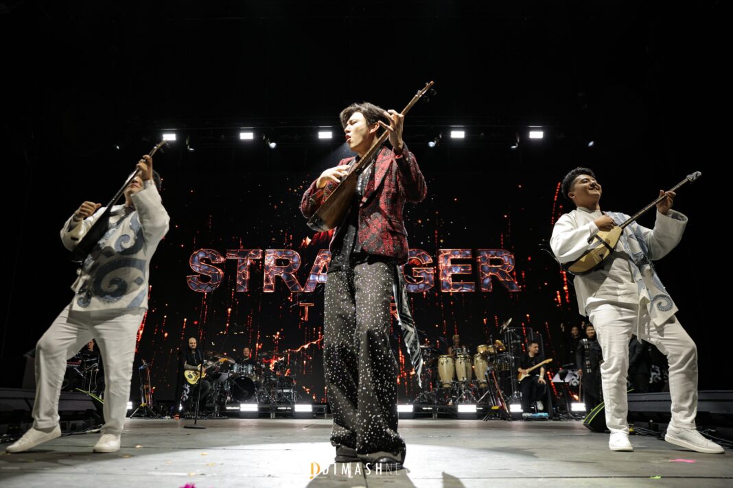 “Stranger” concert, London (November 12, 2025)