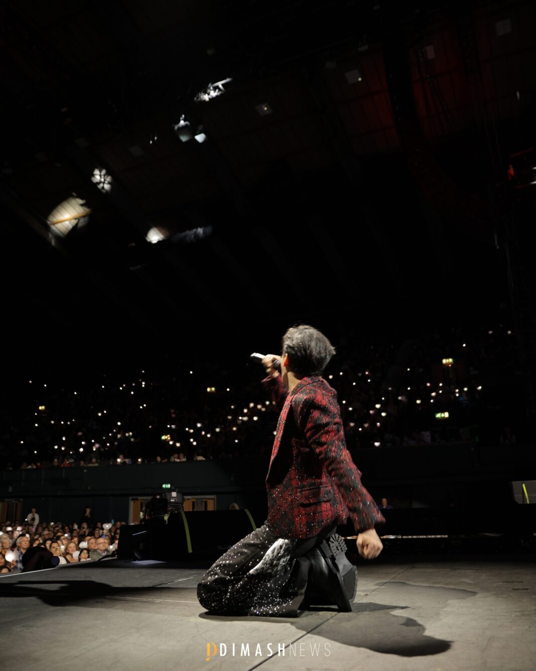 “Stranger” concert, London (November 12, 2025)