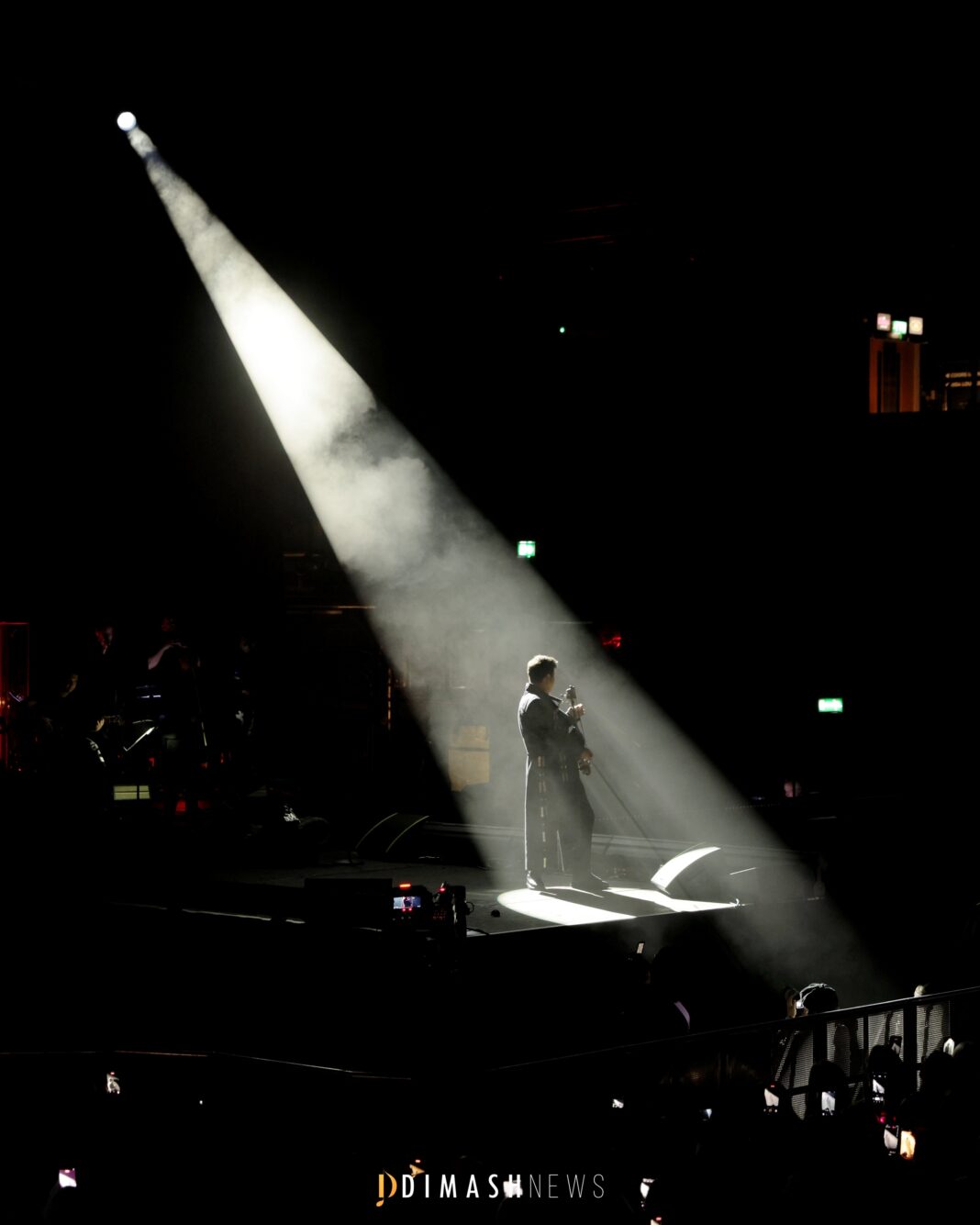 “Stranger” concert, London (November 12, 2025)