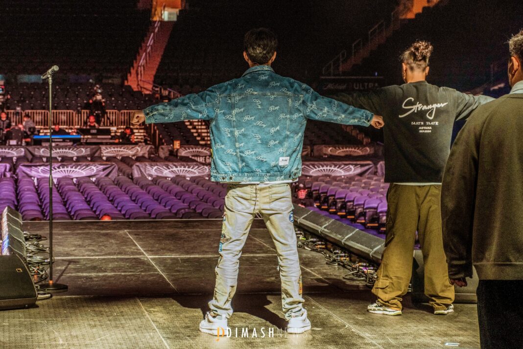 “Stranger” backstage, New York (October 5, 2025)