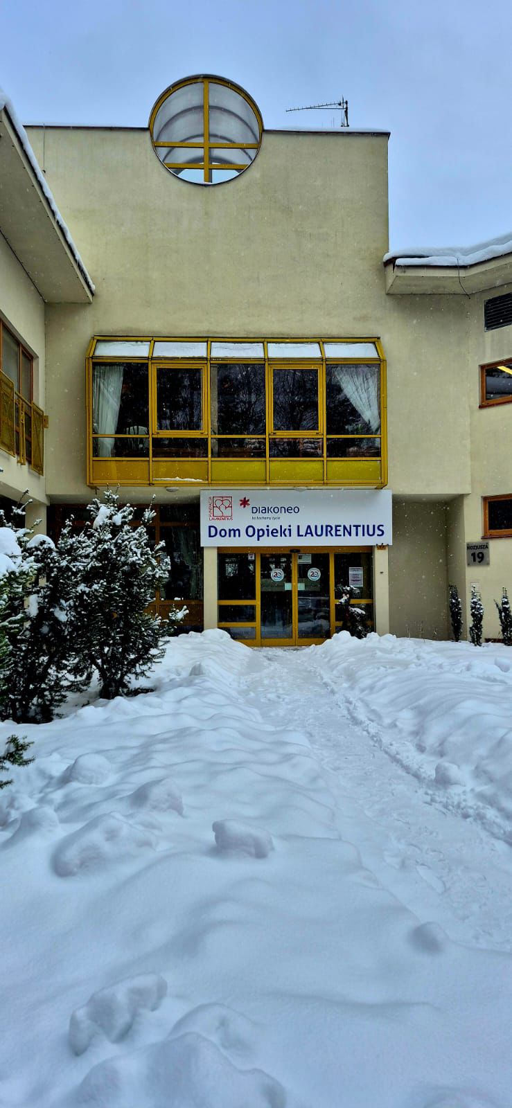 Dimash Qudaibergen’s Fans Hold a Charity Concert at a Care Home in Poland