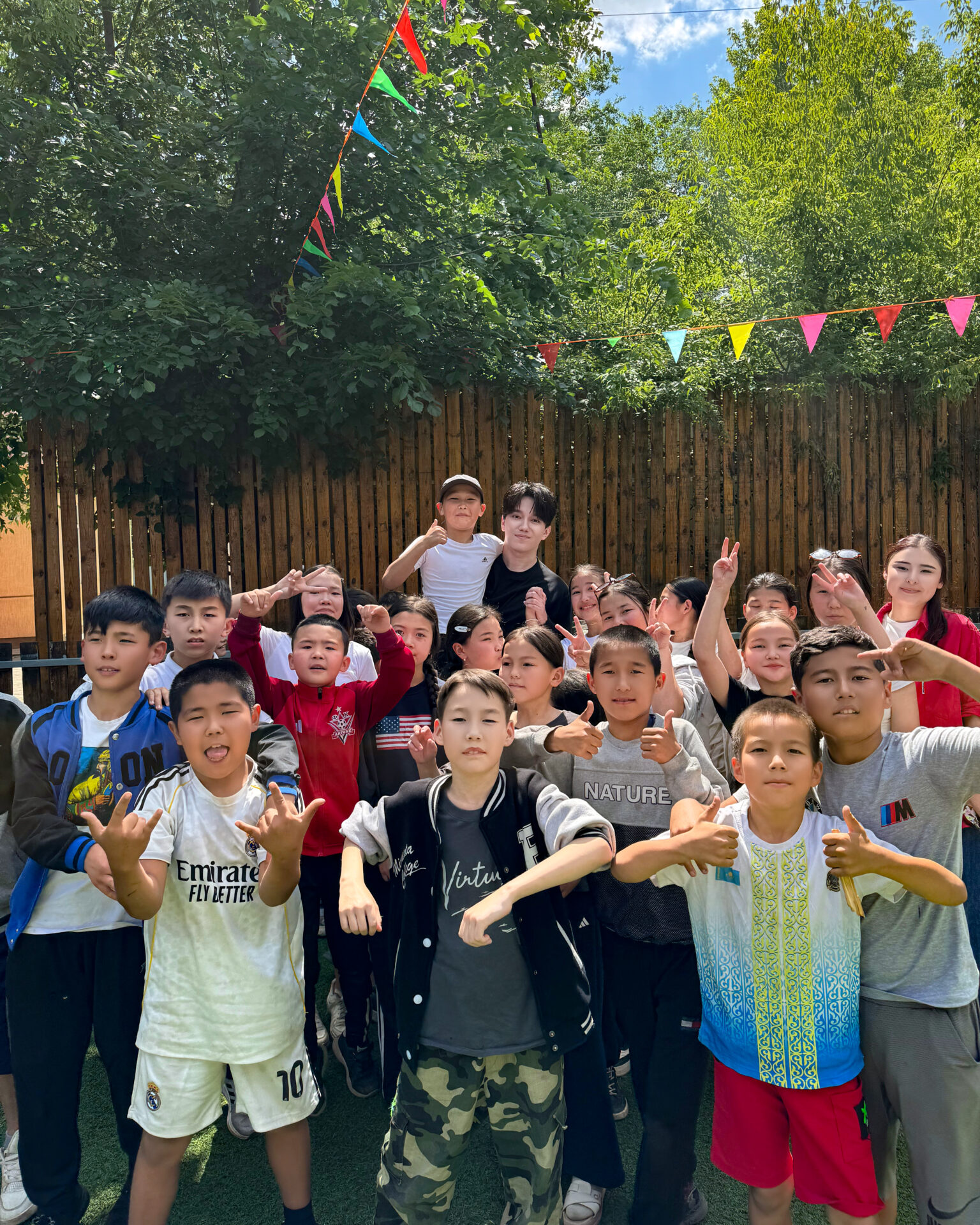 Dimash Qudaibergen rencontre des écoliers à Aktobe qui ont créé un portrait LEGO à grande échelle de l'artiste Dimash Qudaibergen rencontre des écoliers à Aktobe qui ont créé un portrait LEGO à grande échelle de l'artiste