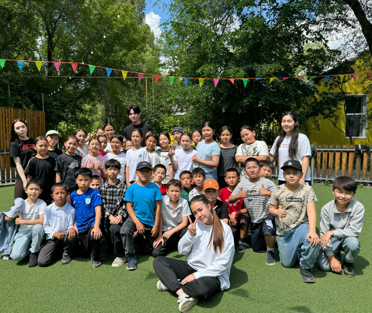Dimash Qudaibergen rencontre des écoliers à Aktobe qui ont créé un portrait LEGO à grande échelle de l'artiste Dimash Qudaibergen rencontre des écoliers à Aktobe qui ont créé un portrait LEGO à grande échelle de l'artiste