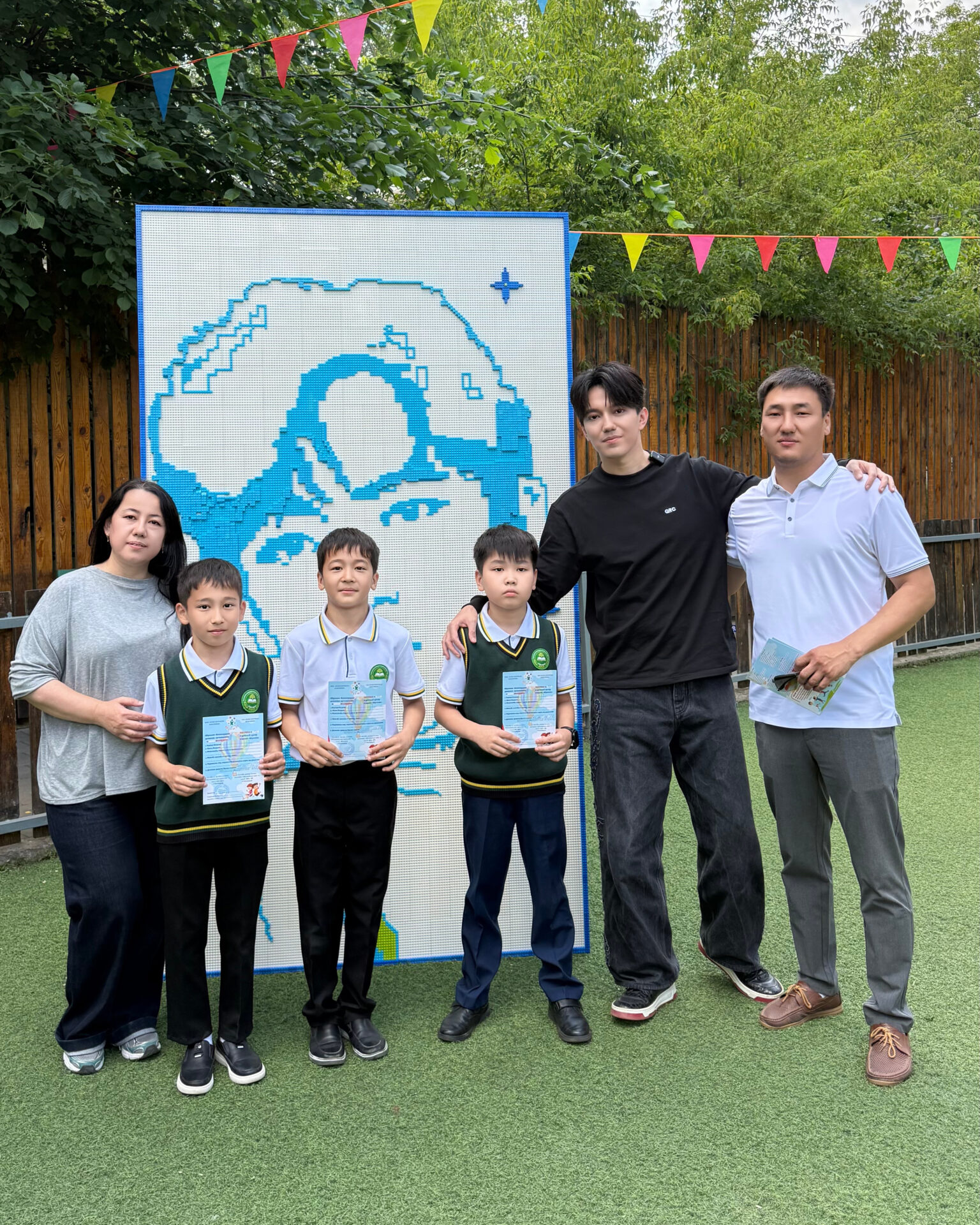 Dimash Qudaibergen rencontre des écoliers à Aktobe qui ont créé un portrait LEGO à grande échelle de l'artiste Dimash Qudaibergen rencontre des écoliers à Aktobe qui ont créé un portrait LEGO à grande échelle de l'artiste