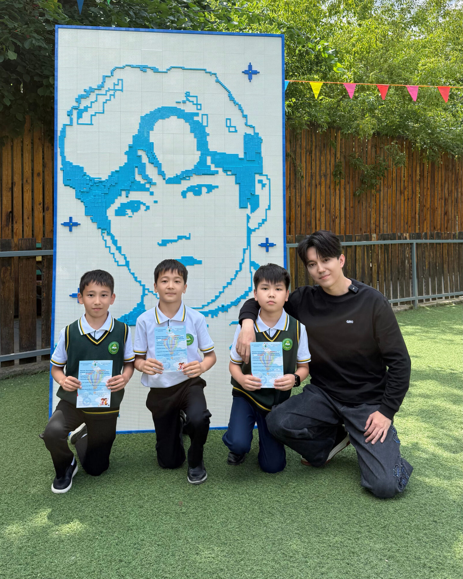 Dimash Qudaibergen rencontre des écoliers à Aktobe qui ont créé un portrait LEGO à grande échelle de l'artiste Dimash Qudaibergen rencontre des écoliers à Aktobe qui ont créé un portrait LEGO à grande échelle de l'artiste
